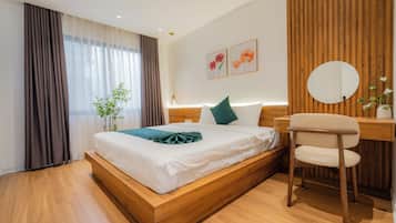 Deluxe Double Room, 1 King Bed with Sofa bed, Non Smoking, Bathtub