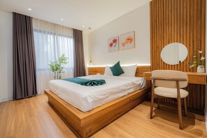 Habitación Deluxe doble, 1 cama de matrimonio grande con sofá cama, no fumadores, bañera | Minibar con artículos gratuitos y escritorio
