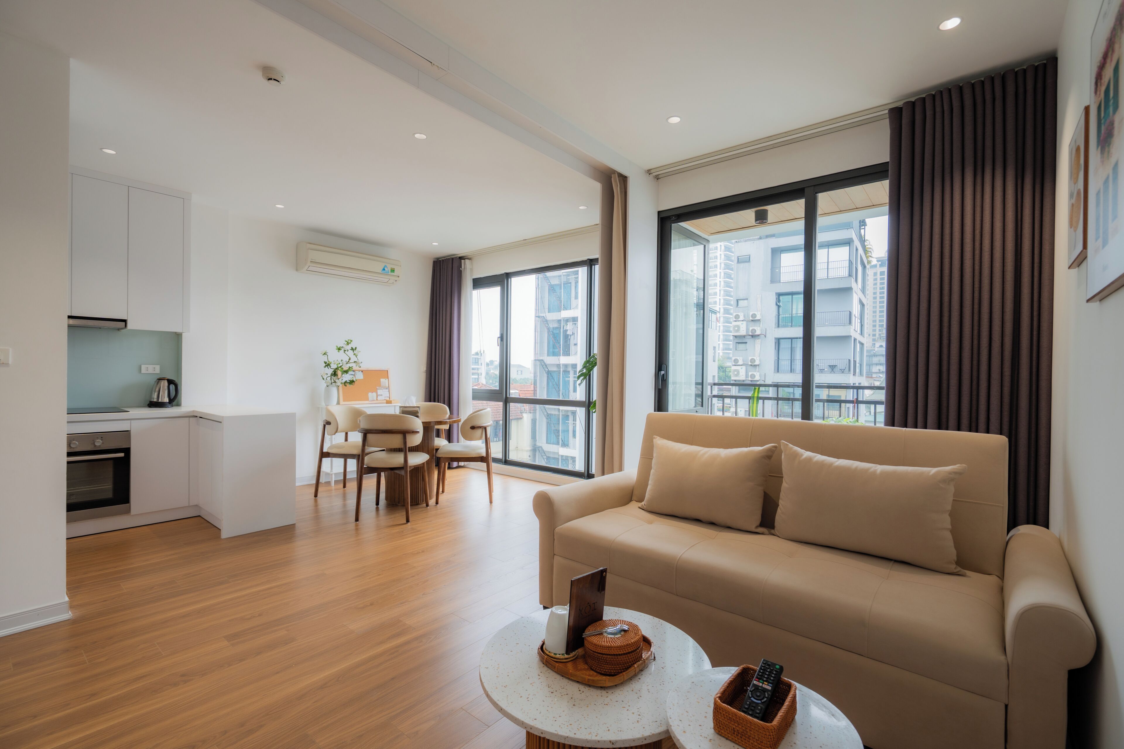 Deluxe Double Room, 1 King Bed with Sofa bed, Non Smoking, Bathtub | Living area
