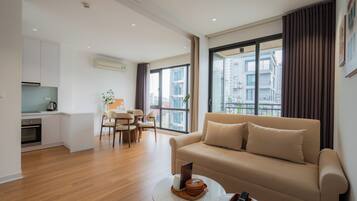 Deluxe Double Room, 1 King Bed with Sofa bed, Non Smoking, Bathtub | Living area