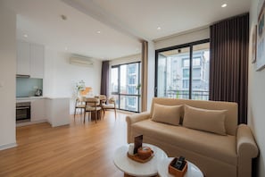 Una sala de estar moderna con un sofá, una mesa de centro y un comedor.