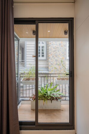 Doppia Superior, 1 letto king con divano letto, non fumatori, vasca da bagno | Balcone