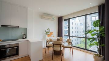 Deluxe Double Room, 1 King Bed with Sofa bed, Non Smoking, Bathtub | In-room dining