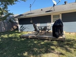 Outdoor dining - perfect place to stay this place is only 2 min from I-74 EXIT96 I-70 EXIT91 (Indianapolis)