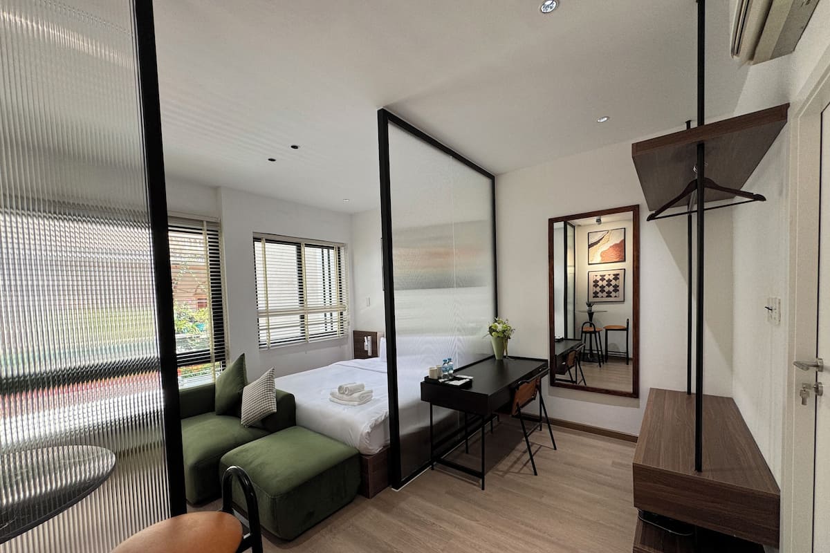 Căn hộ Deluxe, quang cảnh thành phố | Bàn, phòng cách âm, bàn ủi/dụng cụ ủi quần áo