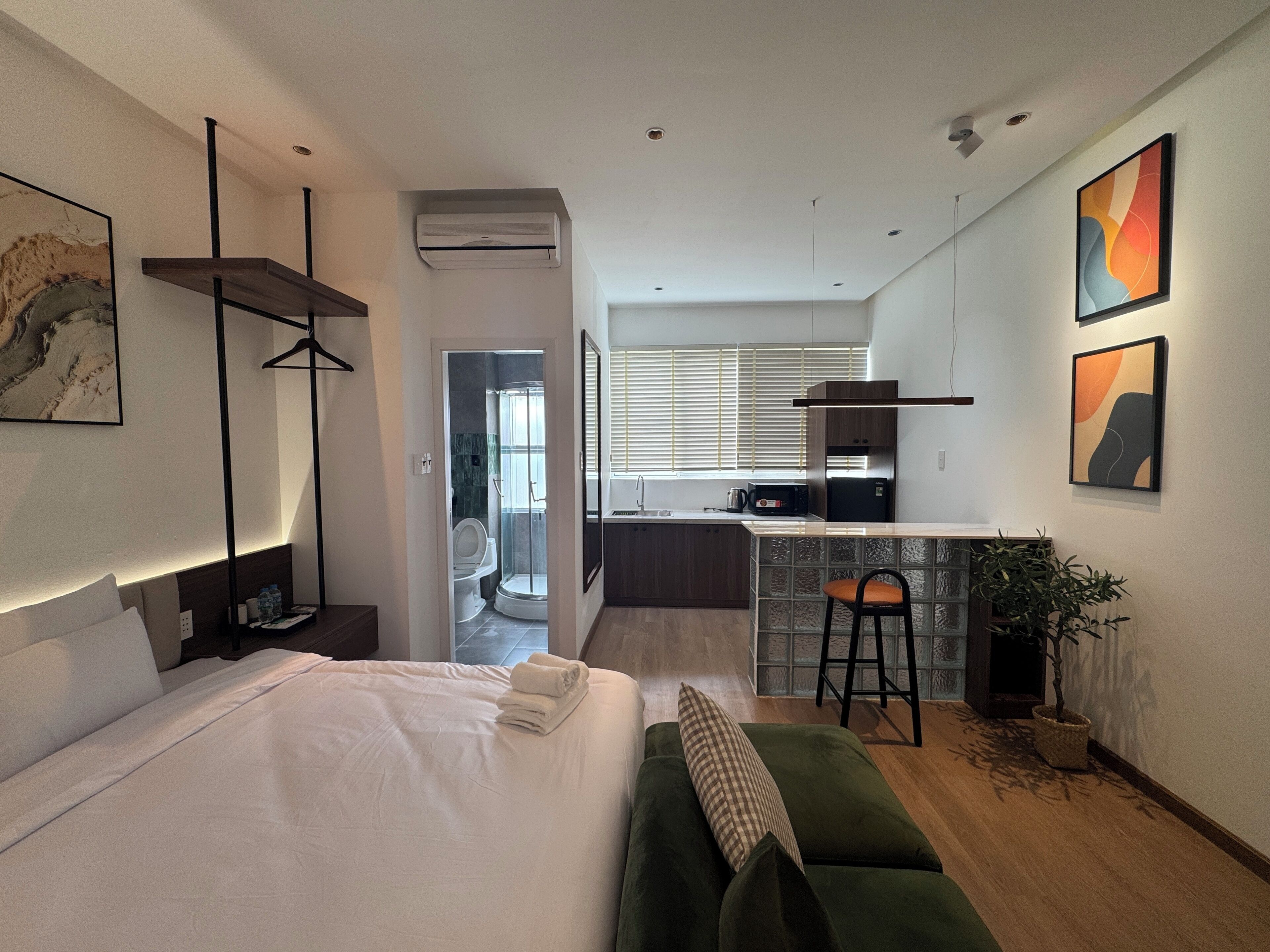 Studio Superior | Bàn, phòng cách âm, bàn ủi/dụng cụ ủi quần áo 