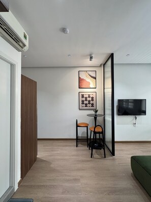 Deluxe appartement, uitzicht op stad | Een bureau, geluiddichte muren, een strijkplank/strijkijzer, gratis wifi