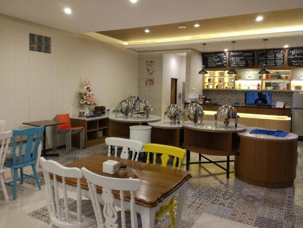 A restaurant with round tables, chairs, a counter, and a menu board. - HOTEL BESAR PURWOKERTO (Purwokerto)