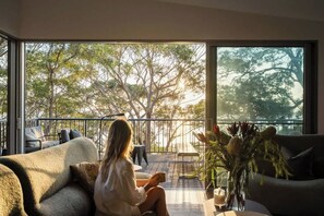 TV, fireplace - 'Wobbegong' - Unique Hyams Beach Tree House (Hyams Beach)