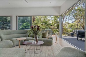 TV, fireplace - 'Wobbegong' - Unique Hyams Beach Tree House (Hyams Beach)