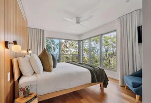 Iron/ironing board, travel cot, WiFi, bed sheets - 'Wobbegong' - Unique Hyams Beach Tree House (Hyams Beach)
