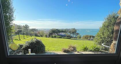 Cozy stone cabin with amazing sea view, just a few steps away to the beach.