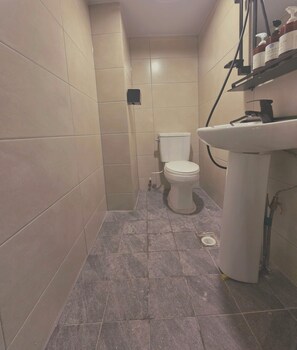 Shower, free toiletries, hair dryer, slippers - Belin Stay Myeongdong & Jongno (Seoul)