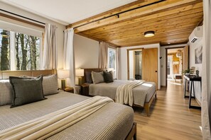 Escritorio, tabla de planchar con plancha, wifi y ropa de cama 