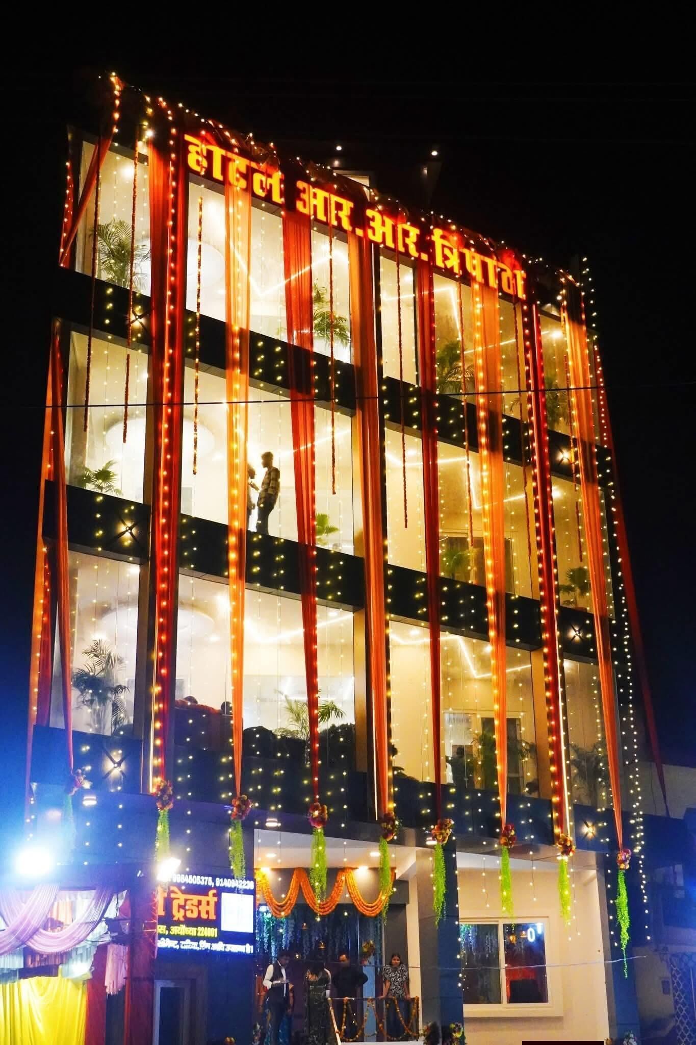 A multi-story building with a sign reading 'Hotel 3HR.'