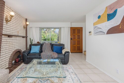 5 mins to Skytrain/walks to shops/4 BD HOUSE /Spacious/Huge Balcony/Free Parking