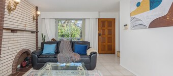 5 mins to Skytrain/walks to shops/4 BD HOUSE /Spacious/Huge Balcony/Free Parking