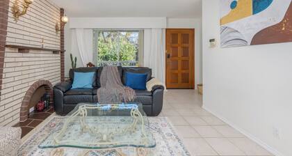 5 mins to Skytrain/walks to shops/4 BD HOUSE /Spacious/Huge Balcony/Free Parking