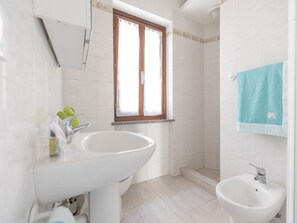 Bathroom - Comfortable double bedroom apartment just 50 meters from the sea! (Marina di Campo)