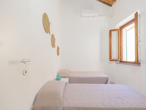 Room - Comfortable double bedroom apartment just 50 meters from the sea! (Marina di Campo)