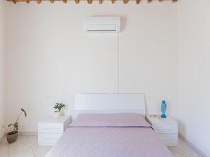 Room - Comfortable double bedroom apartment just 50 meters from the sea! (Marina di Campo)