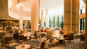 A spacious lobby with high ceilings, large windows, and a variety of seating arrangements. - Mauve Glamor Chengdu (Chengdu)