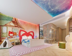 Camera da letto per bambini con un letto, una tenda da gioco, un grande murales e una parete divisoria in vetro.