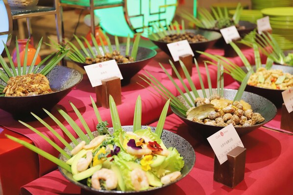 A buffet with various dishes, each labeled with a card. - Mauve Glamor Chengdu (Chengdu)