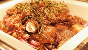A dish with meat, herbs, and onions. - Mauve Glamor Chengdu (Chengdu)