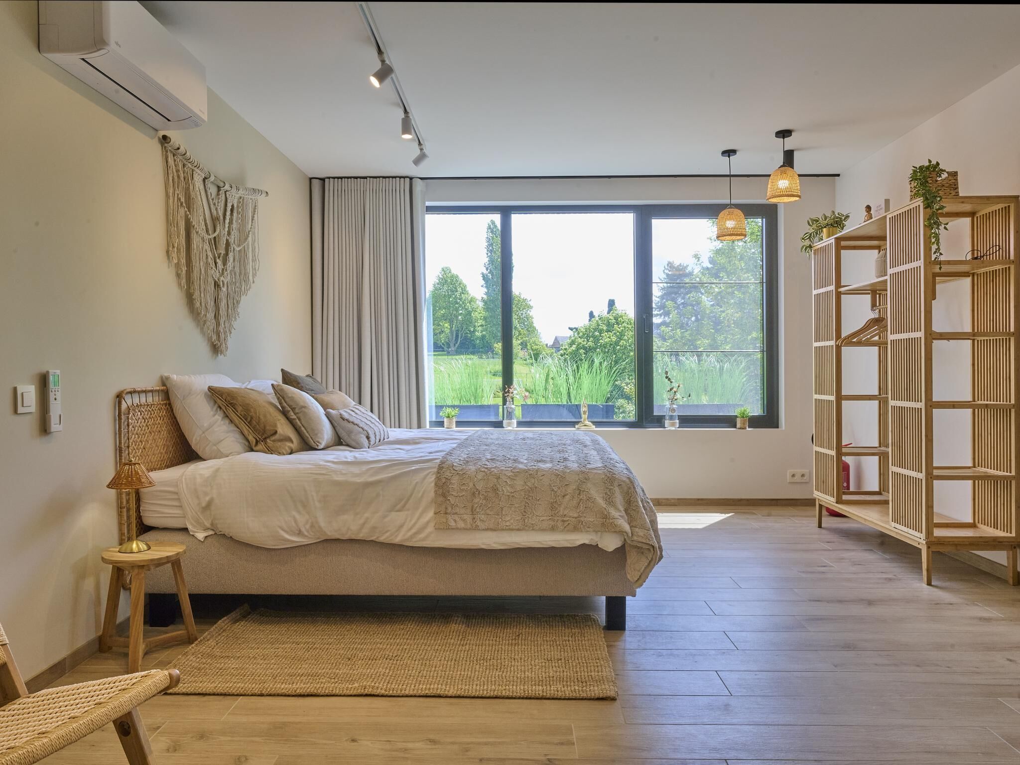 4 bedrooms, iron/ironing board, internet