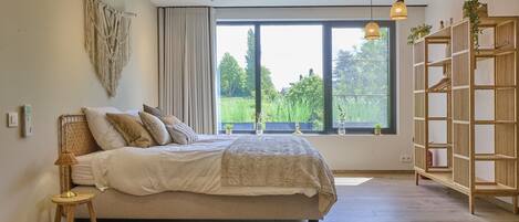 4 bedrooms, iron/ironing board, internet