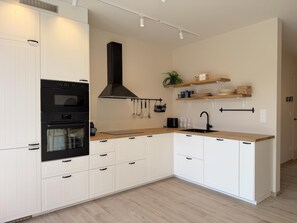 Microondas, horno, placa de cocina y lavavajillas