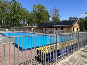 Pool - Charming chalet on a campsite with outdoor pool (IJhorst)