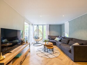Una televisión, una mesa de tenis de mesa