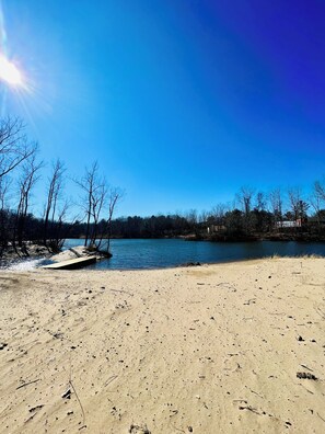Beach nearby, beach towels - The Sandpearl - modern dune home,hot tub, fire pit, barbeque, beaches, wineries (Stevensville)