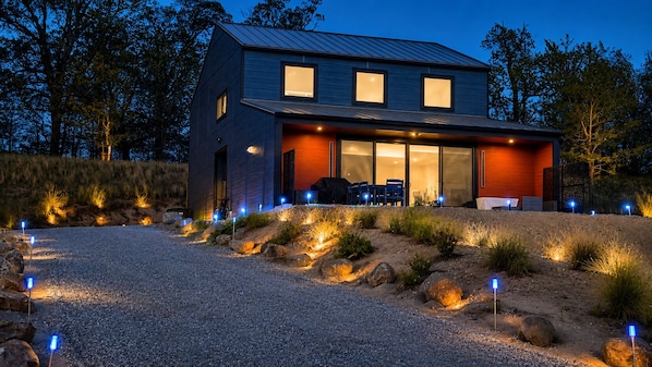 Exterior - The Sandpearl - modern dune home,hot tub, fire pit, barbeque, beaches, wineries (Stevensville)