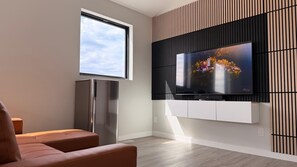 Living area - The Sandpearl - modern dune home,hot tub, fire pit, barbeque, beaches, wineries (Stevensville)