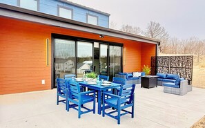 Outdoor dining - The Sandpearl - modern dune home,hot tub, fire pit, barbeque, beaches, wineries (Stevensville)