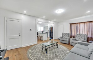 Living area - The Buffalo Retreat (Cheektowaga)