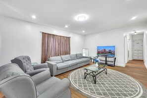 Living area - The Buffalo Retreat (Cheektowaga)