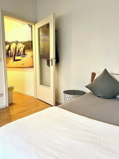 Bachelors apartment with free weights equipments in Köln