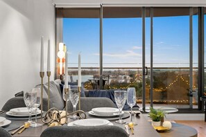 Dining - Unwind with Beautiful Albert Park and Hobsons Bay Views! 2 Bdr | 2 Bth | 1 P (Melbourne)