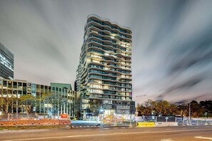 Exterior - Unwind with Beautiful Albert Park and Hobsons Bay Views! 2 Bdr | 2 Bth | 1 P (Melbourne)