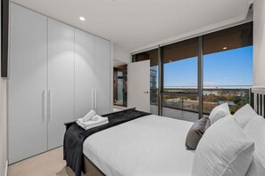Room - Unwind with Beautiful Albert Park and Hobsons Bay Views! 2 Bdr | 2 Bth | 1 P (Melbourne)