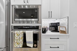 Private kitchen - Modern Luxury 6BR Home •Sleeps12•12 mins Airport (Calgary)