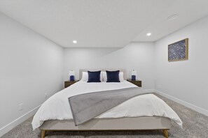 6 Schlafzimmer, Schreibtisch, Bügeleisen/Bügelbrett, Reisekinderbett