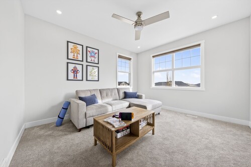 Modern Luxury 6BR Home •Sleeps12•12 mins Airport