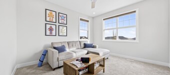 Modern Luxury 6BR Home •Sleeps12•12 mins Airport