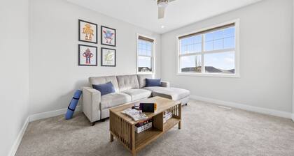 Modern Luxury 6BR Home •Sleeps12•12 mins Airport