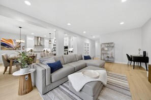 Smart TV, fireplace, video games - Modern Luxury 6BR Home •Sleeps12•12 mins Airport (Calgary)